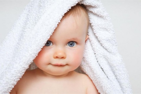 初乳很黄是不是不干净不可以喝？母乳怎么喂养重庆捐卵宝宝？